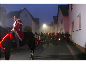 Sankt Martin Laternenumzug durch die Stadt (Foto: Karl-Franz Thiede)